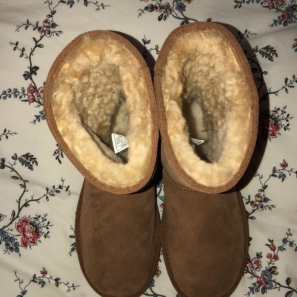 UGG Classic Short Boots - Picture 2 of 3